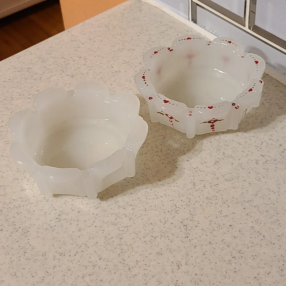 White and Floral Scalloped Ashtrays For.sale